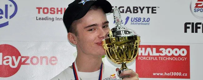  Erik hakkiJunior Leštach