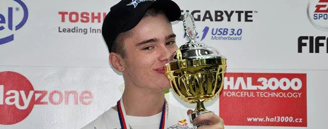Erik hakkiJunior Leštach